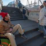 �Io non chiedo mai soldi, a me basta un sorriso. E questo mi fa stare bene�, ci dice il simpatico homeless, che da tutti � conosciuto con il soprannome di �Marco buongiorno� per via del suo modo di salutare indistintamente chiunque attraversi il ponticello